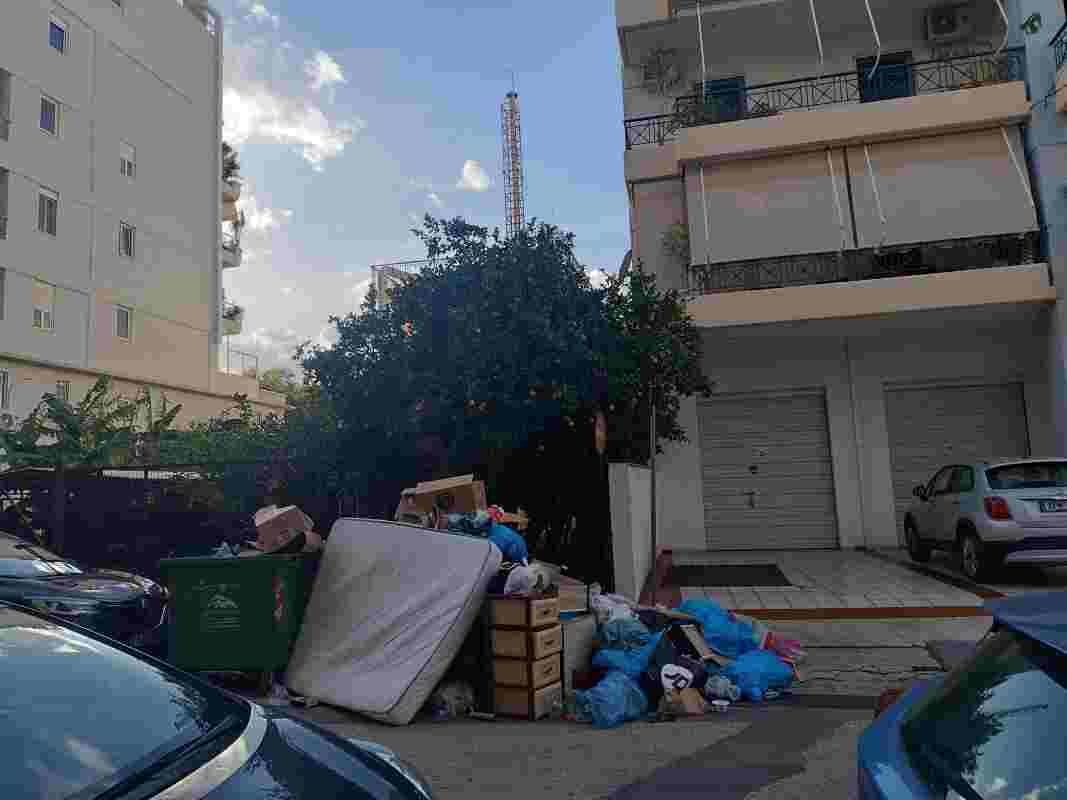 Πάτρα, Patras, Δήμος Πατρέων, Municipality of Patras, καθαριότητα, cleanliness, αποκομιδή σκουπιδιών, garbage collection, ογκώδη αντικείμενα, bulky waste, Δημ. Βικέλα, Dim. Vikela street, χωματερή, landfill, αδράνεια Δήμου, municipal inaction, ογκώδη απόβλητα, bulky refuse, σκουπίδια στο δρόμο, garbage on the street, διαχείριση απορριμμάτων, waste management, καταγγελία κατοίκων, residents complaint, Πάτρα ρύπανση, Patras pollution, στρώματα, mattresses, συρτάρια,