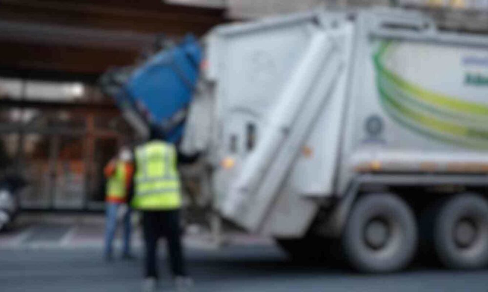 Απορριμματοφόρο, Αρόη Πάτρας, Φθορές σε σπίτι, Παράνομη στάθμευση, Καταγγελία ΕΛ.ΑΣ., Δήμος Πατρέων, Τροχαίο ατύχημα Πάτρα, Ζωοδόχου Πηγής, Συμβάν απορριμματοφόρο, Παράνομα σταθμευμένα ΙΧ, Garbage truck, Arogi Patras, House damage, Illegal parking, Police report, Patras Municipality, Traffic incident Patras, Zoodochou Pigis, Garbage truck incident,