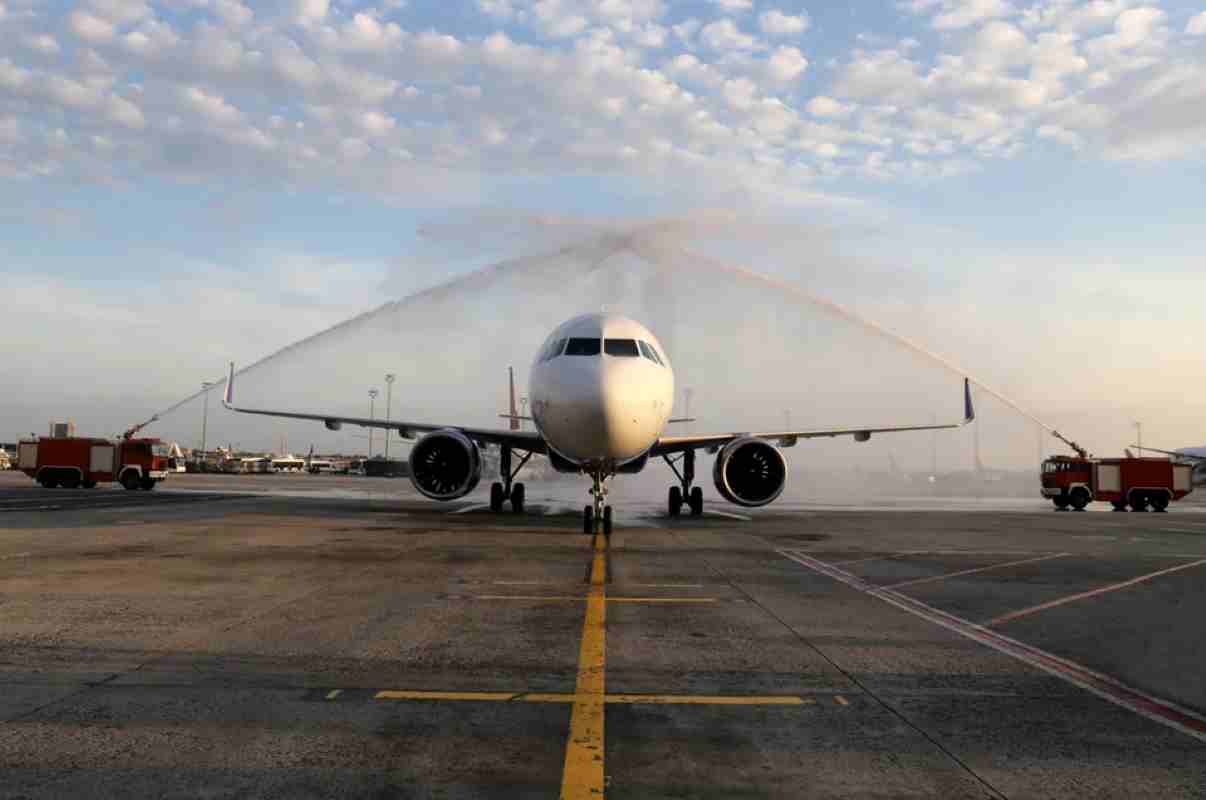 water salute, υδάτινος χαιρετισμός, αεροπορικό τελετουργικό, aviation tradition, πυροσβεστικά οχήματα αεροδρομίου, airport fire trucks, τιμητική διαδικασία πτήσης, ceremonial aircraft greeting, τελευταία πτήση πιλότου, pilot retirement flight, πρώτη πτήση αεροπορικής εταιρείας, inaugural flight, ναυτική παράδοση, maritime tradition, water arch, υδάτινη αψίδα, airport ceremony, τελετή αεροδρομίου, αποπάγωση αεροσκάφους, aircraft deicing, διαφορές water salute deicing, blue ice, μπλε πάγος, aircraft waste system, σύστημα αποχέτευσης αεροσκάφους, aviation safety, ασφάλεια αεροπορίας, αεροπορικά συμβάντα, aviation incidents, Schiphol airport tradition, αεροπορικά έθιμα, aviation customs, αεροπορικές πρακτικές,