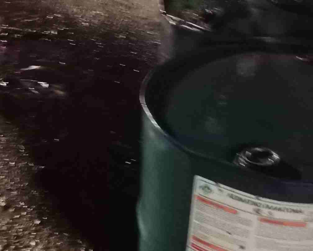 Πάτρα, Patras, Αγίου Κωνσταντίνου, Agiou Konstantinou, διαρροή ασφάλτου, asphalt leak, κίνδυνος ατύχημα, accident risk, οδική ασφάλεια, road safety, παρατημένα δοχεία, abandoned containers, έργα δρόμου, roadworks, ασφαλτοστρώσεις, asphalt paving, αστυνομία, police, επικίνδυνο οδόστρωμα, dangerous roadway, Δήμος Πατρέων, Municipality of Patras, εργοτάξιο,