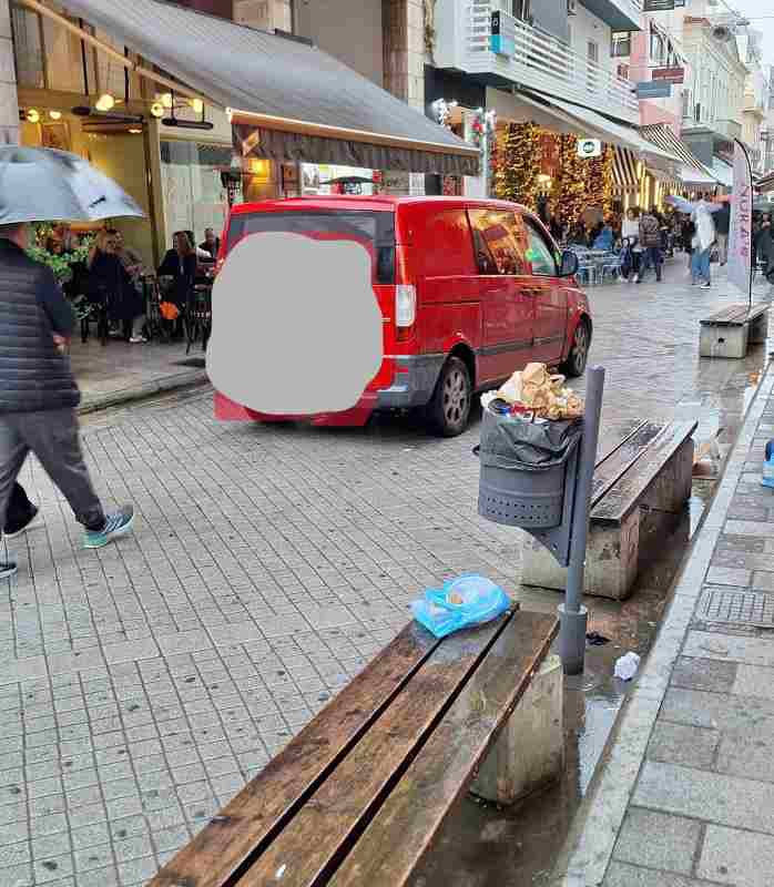 Πάτρα, πεζόδρομος Πάτρας, κέντρο Πάτρας, παράνομη στάθμευση, βαν πεζόδρομος, Δημοτική Αστυνομία, σκουπίδια, κάδος απορριμμάτων, καθαριότητα Πάτρα, εγκατάλειψη, Patras, pedestrian street Patras, illegal parking Patras, van on sidewalk, Municipal Police, garbage Patras, overflowing bin, city neglect,