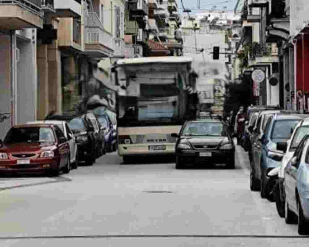 κυκλοφοριακό χάος, traffic chaos, διπλοπαρκάρισμα, double parking, κέντρο πόλης, city center, οδός Κορίνου, Korinou street, παράνομη στάθμευση, illegal parking, τροχαία, traffic police, αφαίρεση πινακίδων, license plate removal, γερανός οχήματος, vehicle tow truck, κυκλοφοριακή συμφόρηση, traffic congestion, μπλοκάρισμα δρόμου, road blockage, αστική κυκλοφορία,
