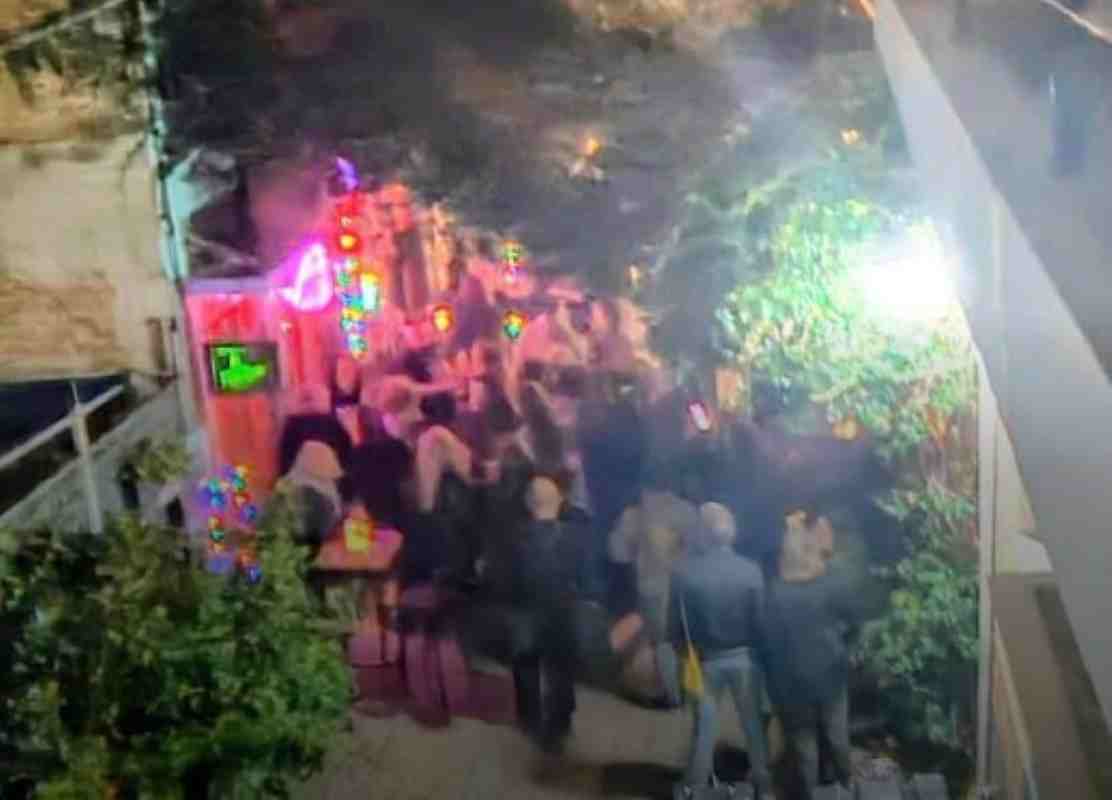 Πεζόδρομος Ηφαίστου, Ifaistou Pedestrian Street Ενόχληση κατοίκων, Resident disturbance Κατάληψη πεζοδρομίου, Sidewalk obstruction Ηχορύπανση Πάτρα, Patras noise pollution Αστυνομική αδράνεια, Police inaction Παράνομη κατάληψη, Illegal occupation Καταγγελίες κατοίκων, Resident complaints Δήμος Πάτρας οριοθέτηση, Patras Municipality demarcation Εστίαση παρανομίες, Catering violations Σύλληψη καταστηματάρχη, Shop owner arrest Κίνδυνος επεισοδίων, Risk of incidents Πάτρα νυχτερινή ζωή, Patras nightlife Παραβατικότητα Ηφαίστου,