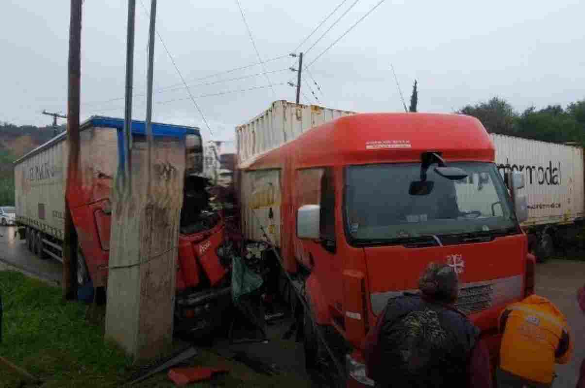 Τροχαίο Πατρών – Πύργου, Patras – Pyrgos accident, Head-on collision, μετωπική σύγκρουση, Νταλίκες, Trucks collision, Truck crash, Εθνική Οδός, National Road, Τραυματισμός οδηγού, Driver injured, Απεγκλωβισμός, Extrication, Πυροσβεστική, Fire Department, ΒΙΠΕ Πατρών, Patras Industrial Area (VIPA), Κυκλοφοριακές ρυθμίσεις, Traffic regulations, Σοβαρό ατύχημα,