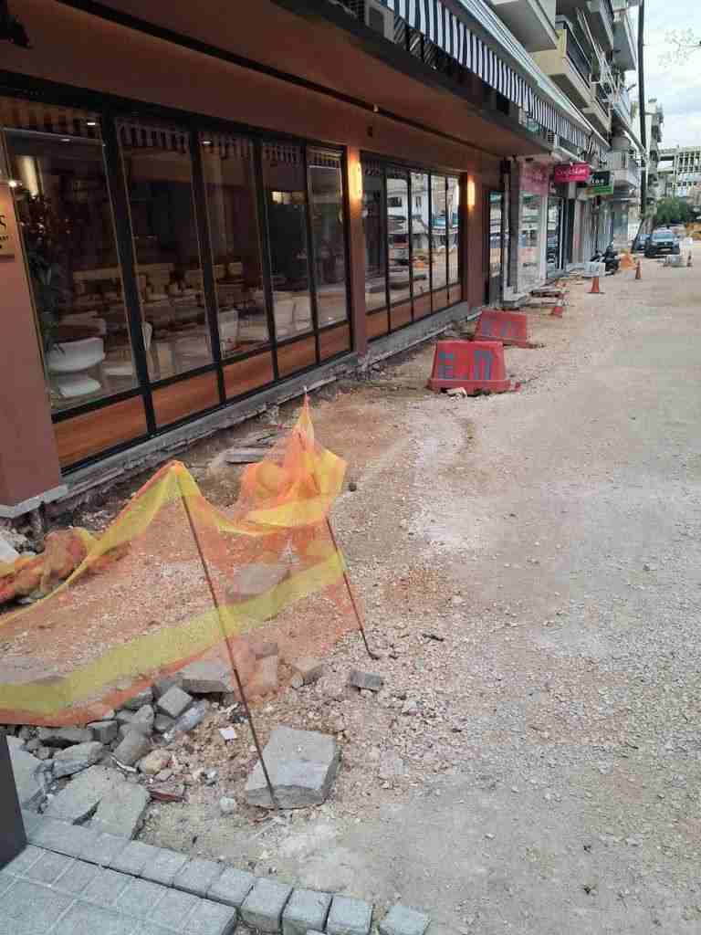 καταστηματάρχες Κανάρη, Kanari street shop owners, έργα Κανάρη Πάτρα, Kanari Patras roadworks, διαμαρτυρία καταστηματαρχών, shop owners protest, καθυστερήσεις έργων Πάτρα, Patras construction delays, εστίαση Πάτρα, Patras food service sector, ποδηλατόδρομος Κανάρη, Kanari bike lane works, αγωγός νερού Πάτρα, Patras water pipeline works, δημοτική αρχή Πάτρα, Patras municipal authority, Πελετίδης δήμαρχος, Mayor Peletidis, μείωση πελατείας Κανάρη, Kanari street customer decline, εργασίες οδού Κανάρη, Kanari street works, οικονομική ζημιά καταστημάτων, business financial impact, γιορτές αγορά Πάτρα,