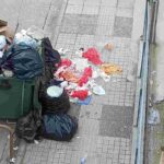 Άποψη από ψηλά με κάδους απορριμμάτων τοποθετημένους σε πεζοδρόμιο.