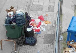 Άποψη από ψηλά με κάδους απορριμμάτων τοποθετημένους σε πεζοδρόμιο.