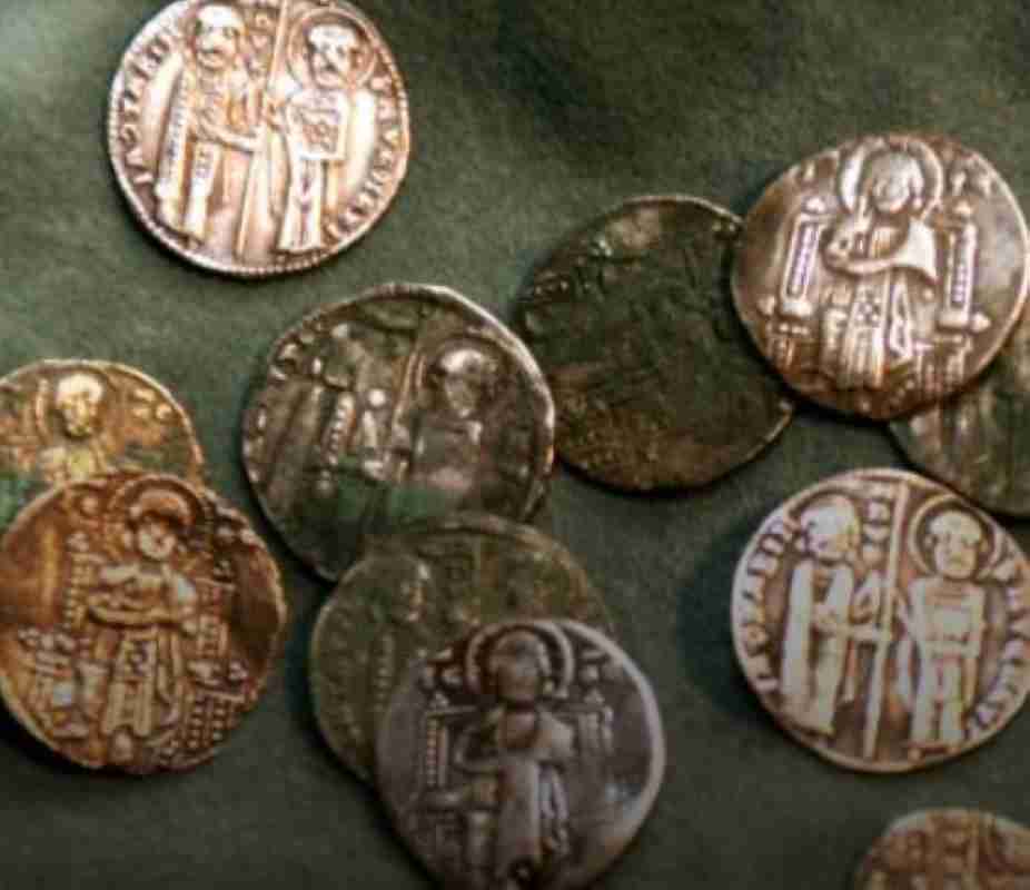 σύλληψη Πάτρα, Patra arrest, αρχαία αντικείμενα, ancient artifacts, παράνομη κατοχή αρχαιοτήτων, illegal possession of antiquities, αρχαία νομίσματα, ancient coins, αστυνομία Πάτρας, Patra police, πολιτιστική κληρονομιά, cultural heritage, αρχαιοκαπηλία, antiquities smuggling, δαχτυλίδι αρχαιότητας, ancient ring, χάλκινη σφραγίδα, bronze seal, αρχαιολογικά ευρήματα, archaeological findings, αυτόφωρο σύλληψη, immediate arrest, Εφορεία Αρχαιοτήτων,
