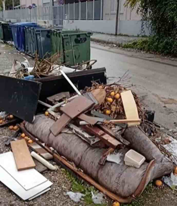 ταμπέλες, απομάκρυνση ταμπελών, αποκαθήλωση πινακίδων, δημοτική υπηρεσία, ογκώδη απορρίμματα, καθαριότητα δήμου, συνεργείο δήμου, φωτογραφίες αποκαθήλωσης, γραφειοκρατία, τοπική αυτοδιοίκηση, ειρωνεία, σατιρικό ρεπορτάζ, καθημερινότητα πόλης, εγκαταλειμμένα σκουπίδια, δημόσιος χώρος, sign removal, street signs, municipal service, bulky waste, city cleanup, municipal crew, dismantling signs, local government, public space, urban satire, photo opportunity, bureaucracy, local news, abandoned waste,