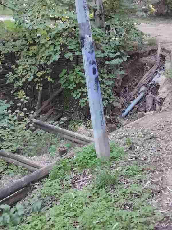 Δασύλλιο Πάτρας, Dasylio Patras, καθίζηση εδάφους, ground subsidence, υποχώρηση δρόμου, road collapse, κίνδυνος Δασύλλιο, Dasylio danger, επικίνδυνα μονοπάτια, dangerous paths, αδράνεια αρχών, authority inaction, δήμος Πάτρας, Patras Municipality, φυσικό περιβάλλον, natural environment, ζημιές Δασύλλιο, Dasylio damage, πνεύμονας πρασίνου, green lung, περιβαλλοντικό πρόβλημα, environmental issue, Πάτρα ειδήσεις, Patras news, τοπική αυτοδιοίκηση, local government, ασφάλεια πεζών, pedestrian safety, περιβαλλοντική καταστροφή,