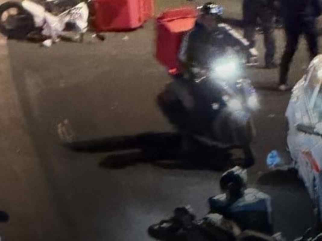 τροχαίο Πάτρα, Patras accident σύγκρουση μοτοσικλετών, motorcycle collision διανομείς φαγητού τραυματίες, food delivery drivers injured Ναυαρίνου Κορυτσάς τροχαίο, Navarinou Koritsas accident ΕΚΑΒ Πάτρα, EKAB Patras Τροχαία Πατρών έρευνα, Patras Traffic Police investigation ντελίβερι ατύχημα, delivery crash τραυματισμοί διανομέων, delivery worker injuries