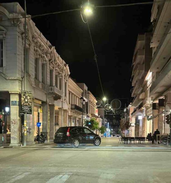Παράνομη στάθμευση Πάτρα, Illegal parking Patras, Κατάληψη πεζοδρομίου, Sidewalk obstruction, Πεζόδρομοι Πάτρα, Pedestrian streets Patras, Δυσκολία μετακίνησης ΑμεΑ, Disabled access difficulty Patras, Αγίου Νικολάου στάθμευση, Agiou Nikolaou street parking, Αδιαφορία αρχών, Authorities indifference, Έλλειψη αστυνόμευσης, Lack of policing, Κυκλοφοριακό πρόβλημα Πάτρα, Patras traffic problem, Μη προσβάσιμοι δρόμοι, Inaccessible roads Greece, Μητέρες με καροτσάκια, Mothers with strollers, Hara Dimoula φωτογραφία, Hara Dimoula photo, Δημόσιος χώρος,