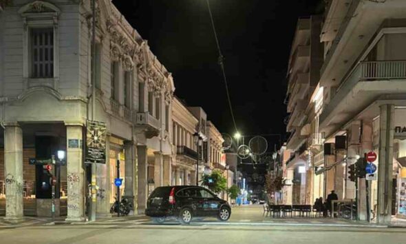 Παράνομη στάθμευση Πάτρα, Illegal parking Patras, Κατάληψη πεζοδρομίου, Sidewalk obstruction, Πεζόδρομοι Πάτρα, Pedestrian streets Patras, Δυσκολία μετακίνησης ΑμεΑ, Disabled access difficulty Patras, Αγίου Νικολάου στάθμευση, Agiou Nikolaou street parking, Αδιαφορία αρχών, Authorities indifference, Έλλειψη αστυνόμευσης, Lack of policing, Κυκλοφοριακό πρόβλημα Πάτρα, Patras traffic problem, Μη προσβάσιμοι δρόμοι, Inaccessible roads Greece, Μητέρες με καροτσάκια, Mothers with strollers, Hara Dimoula φωτογραφία, Hara Dimoula photo, Δημόσιος χώρος,