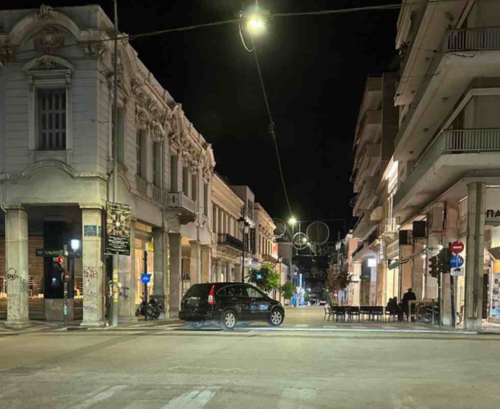 Παράνομη στάθμευση Πάτρα, Illegal parking Patras, Κατάληψη πεζοδρομίου, Sidewalk obstruction, Πεζόδρομοι Πάτρα, Pedestrian streets Patras, Δυσκολία μετακίνησης ΑμεΑ, Disabled access difficulty Patras, Αγίου Νικολάου στάθμευση, Agiou Nikolaou street parking, Αδιαφορία αρχών, Authorities indifference, Έλλειψη αστυνόμευσης, Lack of policing, Κυκλοφοριακό πρόβλημα Πάτρα, Patras traffic problem, Μη προσβάσιμοι δρόμοι, Inaccessible roads Greece, Μητέρες με καροτσάκια, Mothers with strollers, Hara Dimoula φωτογραφία, Hara Dimoula photo, Δημόσιος χώρος,