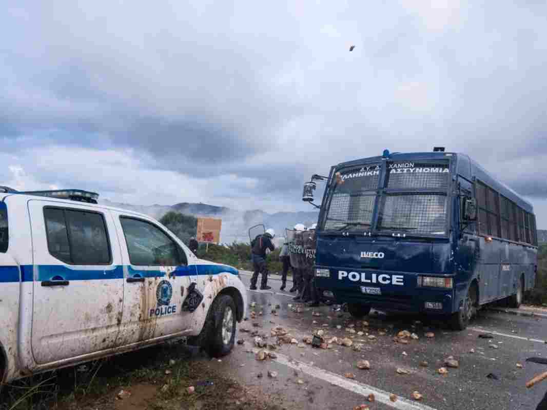 Αγρότες Κρήτη, Farmers Crete, επεισόδια αεροδρόμια, airport riots, αποκλεισμός αεροδρομίου Ηρακλείου, Heraklion airport blockade, Νίκος Καζαντζάκης, Nikos Kazantzakis, αεροδρόμιο Χανίων, Chania airport, αγροτικά μπλόκα, farmer protests Greece, διακοπή πτήσεων, flight disruptions, συγκρούσεις αστυνομίας αγροτών, police farmer clashes, αναποδογυρισμένο περιπολικό, overturned police car, συλλαλητήριο αγροτών Κρήτη, Crete farmers rally, κινητοποιήσεις πρωτογενή τομέα,