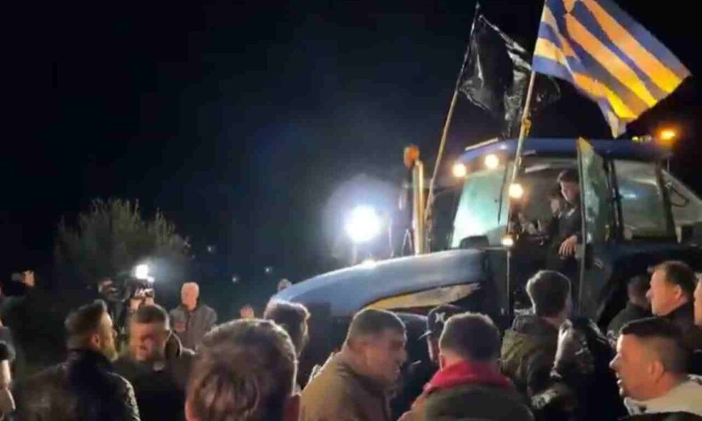 Αγρότες Δυτικής Αχαΐας, Αποκλεισμός Παλαιάς Εθνικής Οδού, Κόμβος Κάτω Αχαΐας, Κινητοποιήσεις αγροτών, Αγροτικά αιτήματα, Τρακτέρ, Κόστος παραγωγής, Αποζημιώσεις αγροτών, Πάτρα Πύργος, Farmers Western Achaea, Blockade Old National Road, Kato Achaia junction, Farmers protests, Agricultural demands, Tractors Greece, Production cost farmers, Farmer compensation, Patras Pyrgos road, Αγροτικός κλοιός, Αγροτικό πετρέλαιο,