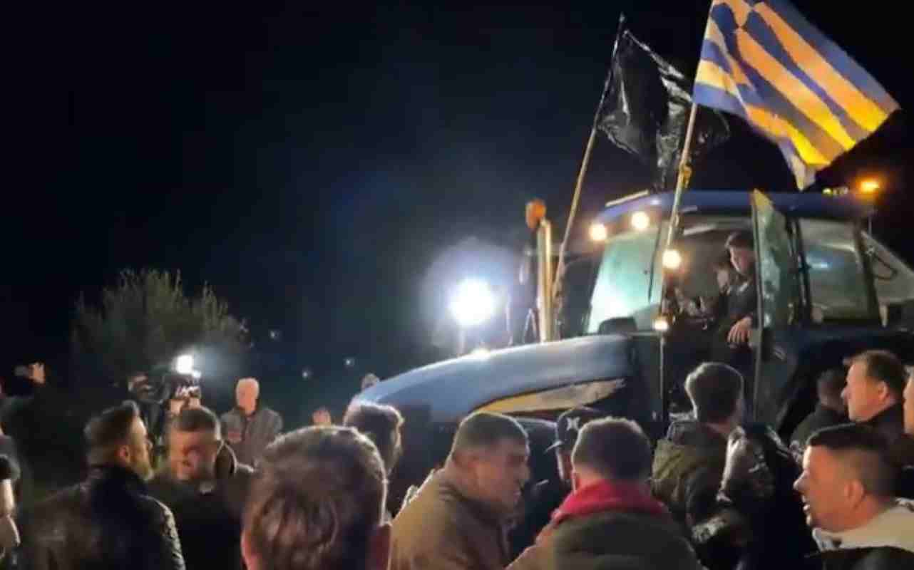 Αγρότες Δυτικής Αχαΐας, Αποκλεισμός Παλαιάς Εθνικής Οδού, Κόμβος Κάτω Αχαΐας, Κινητοποιήσεις αγροτών, Αγροτικά αιτήματα, Τρακτέρ, Κόστος παραγωγής, Αποζημιώσεις αγροτών, Πάτρα Πύργος, Farmers Western Achaea, Blockade Old National Road, Kato Achaia junction, Farmers protests, Agricultural demands, Tractors Greece, Production cost farmers, Farmer compensation, Patras Pyrgos road, Αγροτικός κλοιός, Αγροτικό πετρέλαιο,