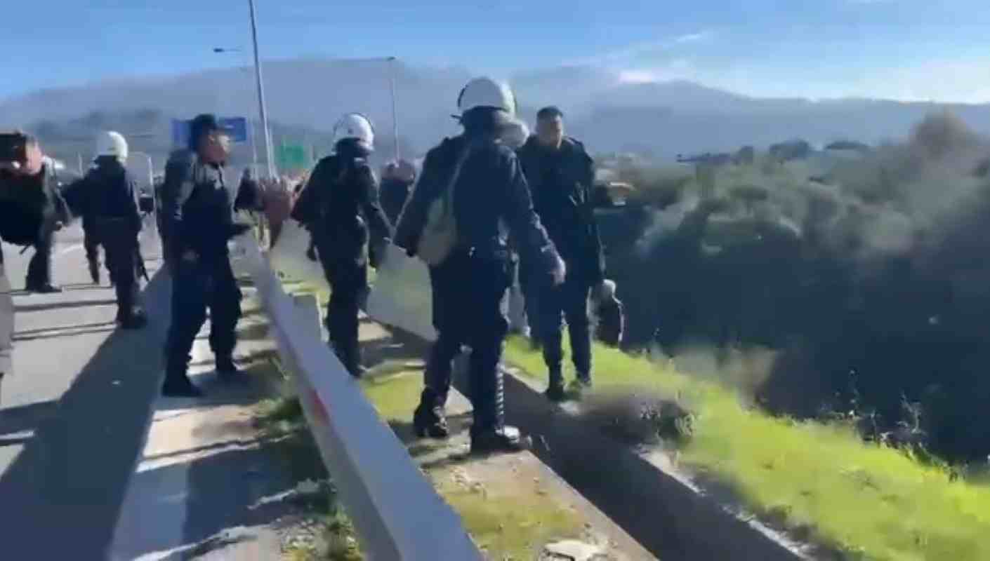 Αγρότες, Αχαΐα, Αιτωλοακαρνανία, Γέφυρα Ρίου-Αντιρρίου, Μπλόκο αγροτών, Ένταση, ΜΑΤ, Χημικά, Δημοσιογράφοι, Επεισόδια, Διόδια, Αστυνομική βία, Διαχείριση κρίσης, Αγροτικές κινητοποιήσεις, Καστελόκαμπος, Γαβρολίμνη, Αγγελόκαστρο, Αγροτικό, Farmers, Achaia, Aitoloakarnania, Rio-Antirrio Bridge, Farmer blockade, Tension, Riot Police, Chemicals, Journalists, Incidents, Tolls, Police brutality, Crisis management, Agricultural protests, Kastellokampos, Gavrolimni, Angelokastro,