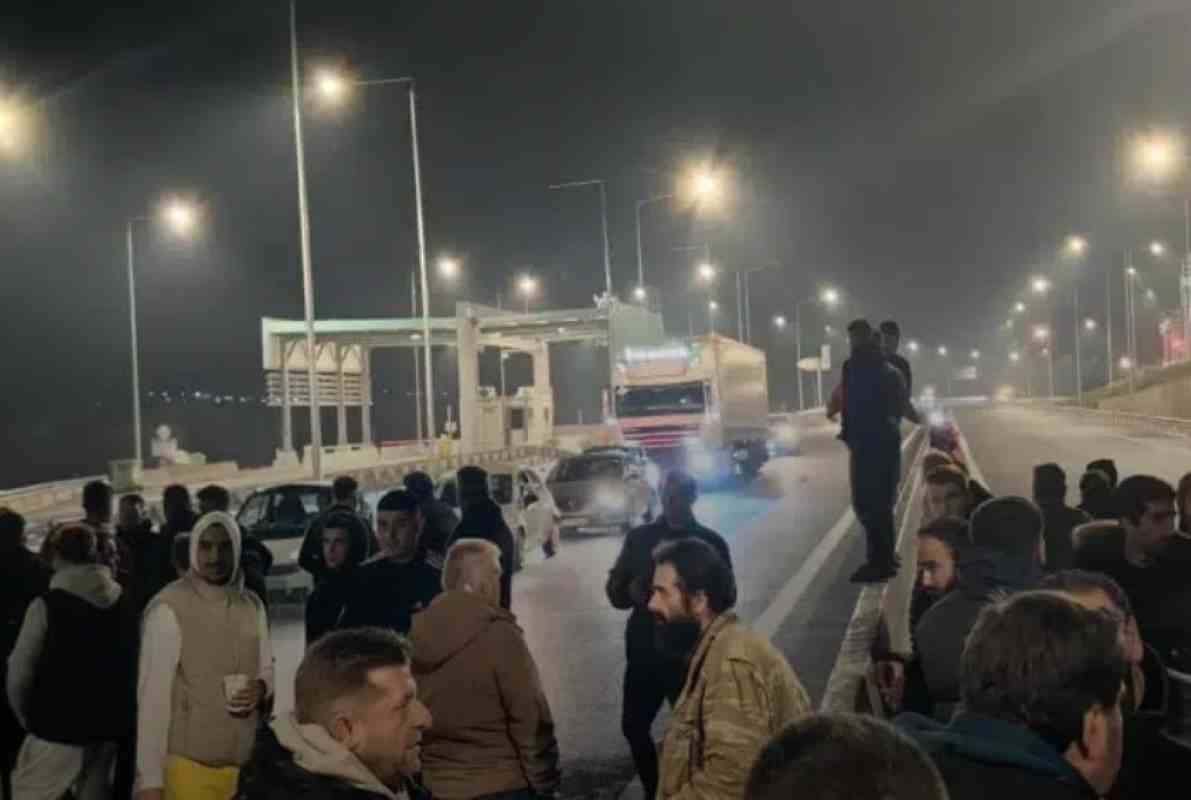 Αγροτικά μπλόκα, Αγρότες, Κινητοποιήσεις αγροτών, Αποκλεισμός δρόμων, Κάτω Αχαΐα, ΠΕΟ Πατρών-Πύργου, Περιμετρική Πάτρας, Εκτροπή κυκλοφορίας, Farmer protests, Road closures Greece, Farmers blockade, K. Achaia, Patras-Pyrgos Old National Road, Patras Ring Road, Traffic diversion, Road traffic disruption, Ολυμπία Οδός, Olympia Odos, Κόμβος ΒΙ.ΠΕ., Κόμβος Βάρδας, Greek farmers, Αγροτικά αιτήματα