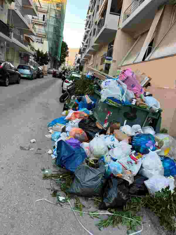 Πάτρα σκουπίδια, Πέντε Πηγαδιών Θράκης, ρύπανση Πάτρα, αποκομιδή απορριμμάτων, Δήμος Πατρέων, κρίση σκουπιδιών, 4 μέρες σκουπίδια, υπερχείλιση κάδων, υγειονομική βόμβα, Patras garbage, Patras trash, Patras waste crisis, Pente Pigadion Thrakis, Patras pollution, garbage collection Patras, Patras Municipality, health hazard, 4 days uncollected trash,