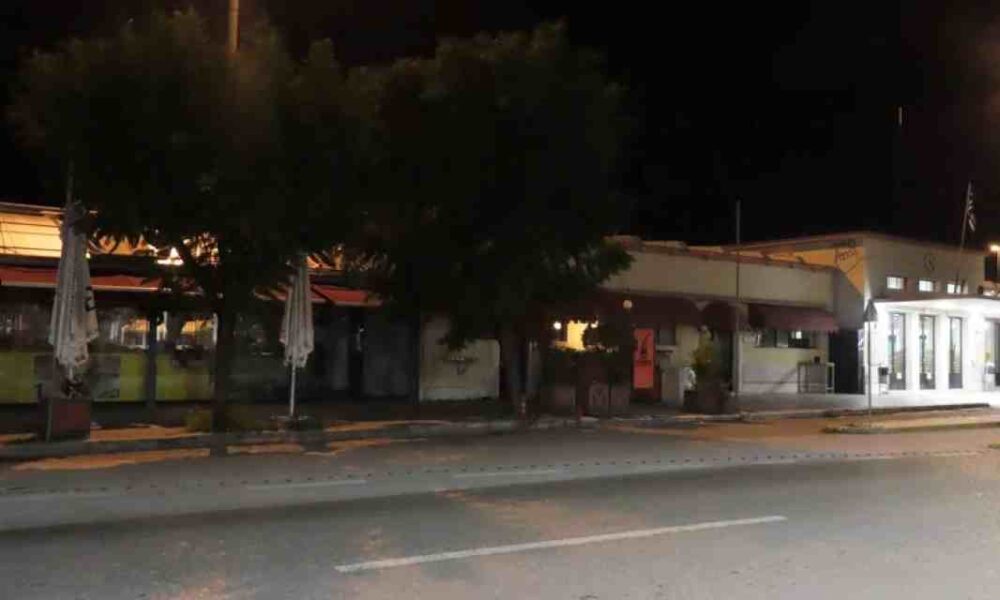 Κλείσιμο καφέ Σταθμός, Καφέ Σταθμός Πάτρα, Τριών Συμμάχων Πάτρα, Ιστορικό καφέ κλείσιμο, Εστίαση Πάτρα κλείσιμο, Παραλιακή ζώνη Πάτρα, Κλείσιμο Σταθμός 1999-2025, Coffee shop closure Patras, Stathmos Cafe Patras, Trión Symmáhón Square, Historic cafe closing Greece, Patras catering closure, Patras coastal zone, Stathmos Patras 26 years, Greek business closure, news Patras,