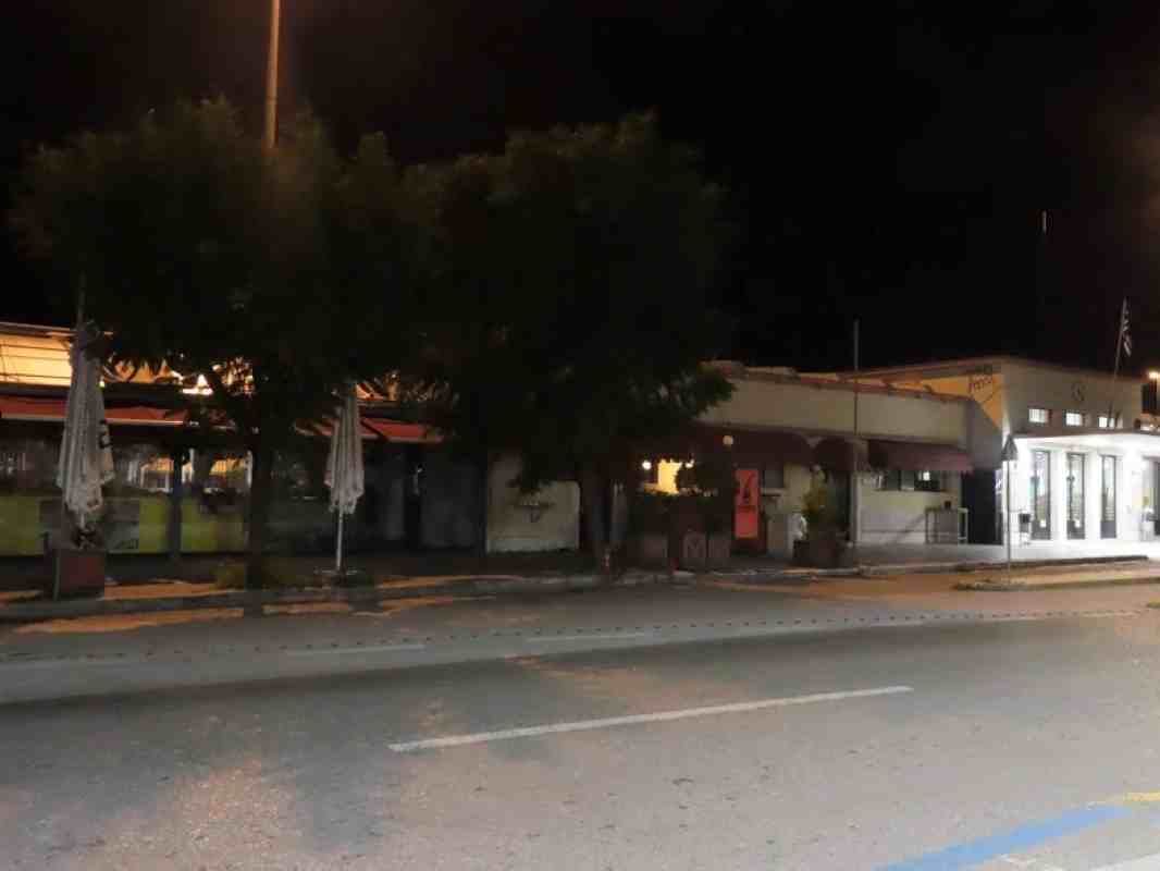 Κλείσιμο καφέ Σταθμός, Καφέ Σταθμός Πάτρα, Τριών Συμμάχων Πάτρα, Ιστορικό καφέ κλείσιμο, Εστίαση Πάτρα κλείσιμο, Παραλιακή ζώνη Πάτρα, Κλείσιμο Σταθμός 1999-2025, Coffee shop closure Patras, Stathmos Cafe Patras, Trión Symmáhón Square, Historic cafe closing Greece, Patras catering closure, Patras coastal zone, Stathmos Patras 26 years, Greek business closure, news Patras,