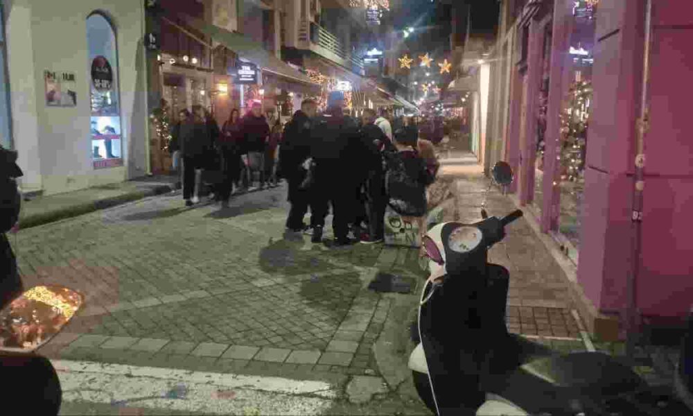 επεισόδιο Πάτρα, Patra incident, ξυλοδαρμός κέντρο Πάτρας, assault in Patras center, πεζόδρομος Ρήγα Φεραίου, Riga Feraiou pedestrian street, επεισόδιο Ρήγα Φεραίου, Riga Feraiou incident, αστυνομική επέμβαση Πάτρα, police intervention Patras, προσαγωγές Πάτρα, detainees Patras, ομάδα ΔΙΑΣ Πάτρα, DIAS motorcycle police Patras, βίαιο περιστατικό Πάτρα, violent incident Patras, γυναίκα και δύο άνδρες επεισόδιο, woman and two men altercation, περαστικοί αναστάτωση, bystanders alarmed, βραδινό επεισόδιο Πάτρα, night incident Patras, ειδήσεις Πάτρα,