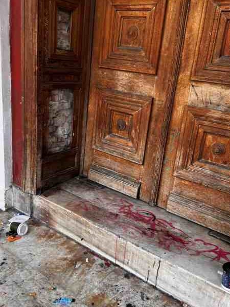 Δημοτικό Θέατρο Απόλλων, Απόλλων Πάτρας, Θέατρο Απόλλων, Αποκατάσταση Θεάτρου Πάτρας, Βανδαλισμοί Πάτρα, Κατάσταση Απόλλων Πάτρα, Πλατεία Γεωργίου, Κτίριο Τσίλλερ Πάτρα, Πατρινά Νέα Θέατρο, Patras Municipal Theatre, Apollon Theatre Patras, Patras Apollon restoration, Patras vandalism, Ziller building Patras, Patras news theatre, Patras clean-up appeal, Plateia Georgiou Patras,