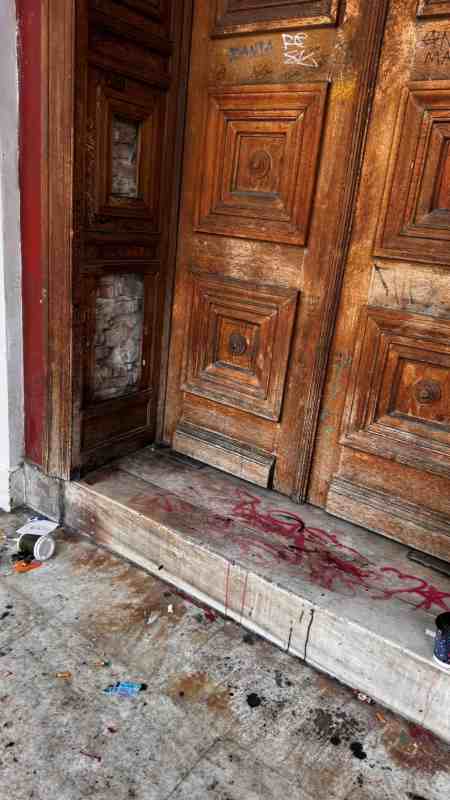 Δημοτικό Θέατρο Απόλλων, Απόλλων Πάτρας, Θέατρο Απόλλων, Αποκατάσταση Θεάτρου Πάτρας, Βανδαλισμοί Πάτρα, Κατάσταση Απόλλων Πάτρα, Πλατεία Γεωργίου, Κτίριο Τσίλλερ Πάτρα, Πατρινά Νέα Θέατρο, Patras Municipal Theatre, Apollon Theatre Patras, Patras Apollon restoration, Patras vandalism, Ziller building Patras, Patras news theatre, Patras clean-up appeal, Plateia Georgiou Patras,