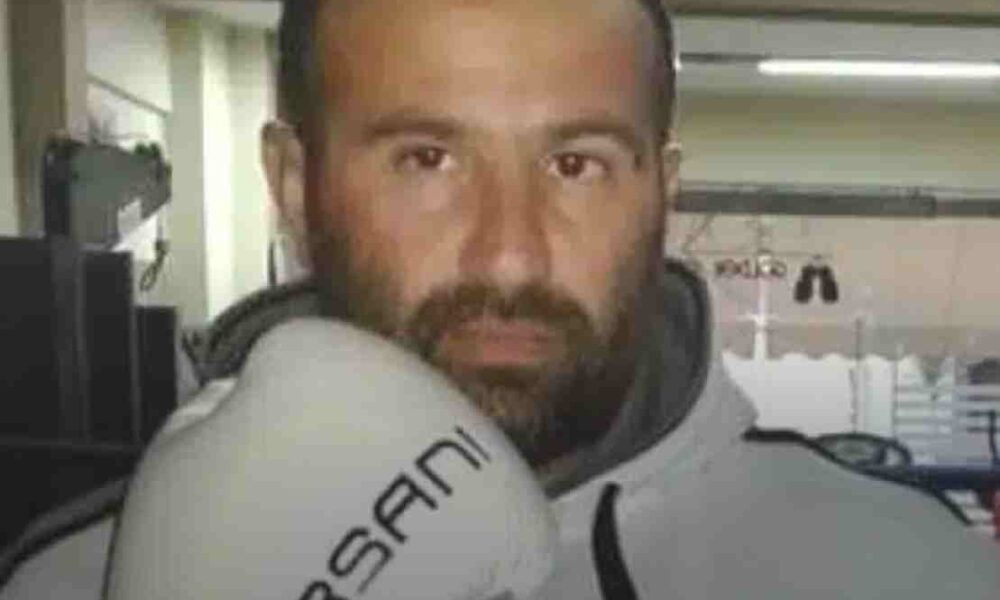 Περικλής Νικολάου, Periklis Nikolaou, θάνατος μποξέρ, boxer death, νεκροψία περιτονίτιδα, autopsy peritonitis, ισχαιμικό επεισόδιο, ischemic episode, γρονθοκόπησε ορθοπεδικό, punched orthopedic doctor, βία σε νοσοκομείο, hospital violence, αυτόφωρο Νικολάου, Nikolaou arrest warrant, αιτία θανάτου μποξέρ, boxer cause of death, επεισόδιο ΤΕΠ, ER incident, 43χρονος μποξέρ,