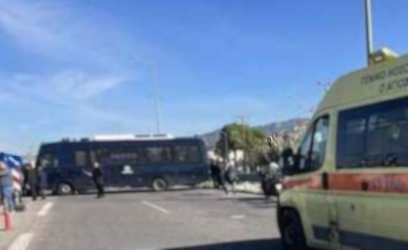 ασθενοφόρο ΕΚΑΒ, EKAB ambulance, αστυνομικός αποκλεισμός, police blockade, εμπόδιο ασθενοφόρο, ambulance blocked, αγροτικές κινητοποιήσεις, farmers protests, κλούβα αστυνομίας, police van, έκτακτη ανάγκη, emergency situation, πρωτόκολλα ΕΚΑΒ, EKAB protocols, αντιδράσεις πολιτών, public reaction, αποκλεισμός δρόμου, road closure, περιστατικό ασθενοφόρου, ambulance incident, αστυνομική επιχείρηση, police operation, διαμαρτυρία αγροτών, farmers demonstration, παραβίαση πρωτοκόλλου, protocol violation, σοβαρά ερωτήματα, serious questions, κυβέρνηση κωφεύει, government ignoring, ανάγκη διέλευσης, necessity of passage, μη μετακίνηση αστυνομίας,