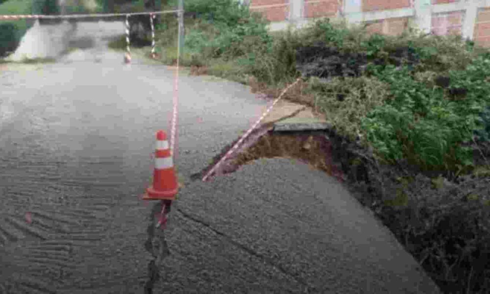 Οδός Ομήρου, Αρόη, Πάτρα, κατάρρευση δρόμου, καθίζηση οδοστρώματος, επικίνδυνες ρωγμές, διάβρωση θεμελίων, προβλήματα ομβρίων, κίνδυνος κτιρίων, ασφάλεια κατοίκων, χρόνια εγκατάλειψη, Δήμος Πατρέων, Homerou Street, Arogi, Patras, road collapse, pavement subsidence, dangerous cracks, foundation erosion, stormwater issues, building risk, resident safety, chronic neglect,