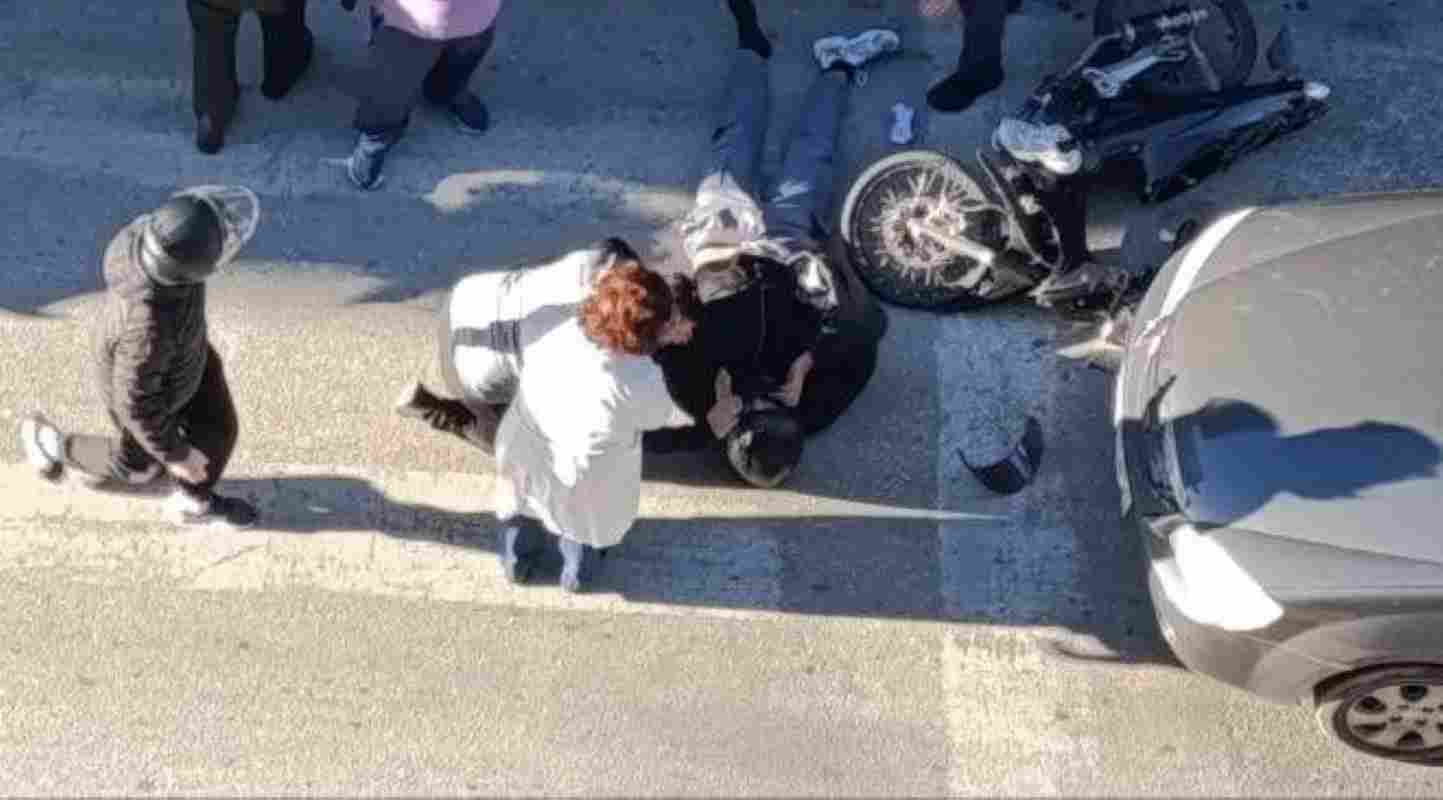 Τροχαίο, Patras accident, Σύγκρουση, Collision, Γούναρη, Gounari street, Κανακάρη, Kanakari street Πάτρα, Patras, Ατύχημα, Accident, Κέντρο Πάτρας, Patras city center Ντελιβεράς, Delivery driver, Μηχανάκι, Motorcycle, Mercedes, Αυτοκίνητο, Car Τραυματισμός, Injury, Τροχαία Πάτρας, Patras traffic police, Εκσφενδονίστηκε, Thrown off Διασταύρωση, Intersection, Σοβαρό τροχαίο, Serious accident, Νοσοκομείο,