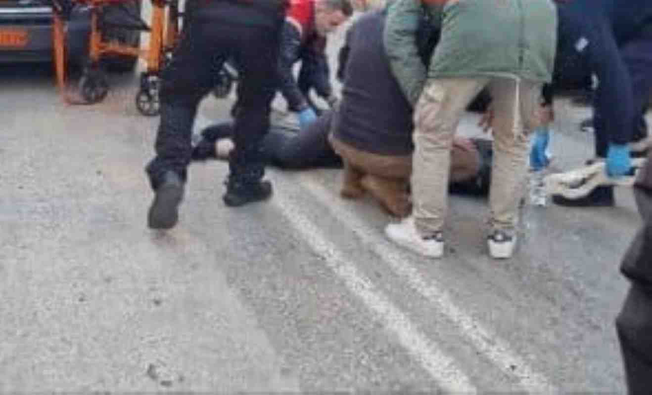 Τροχαίο ατύχημα Πάτρα, σύγκρουση δικύκλων Πάτρα, τραυματίας νεαρός Παπαφλέσσα Ναυαρίνου, ατύχημα διανομέας φαγητού Πάτρα, Τροχαία Πατρών, ΕΚΑΒ Πάτρα, Patras road accident, motorcycle crash Patras, young motorcyclist injured, traffic accident Papaflessa Navarinou, scooter collision Patras, food delivery driver crash, Patras Traffic Police, emergency services Patras, Τροχαίο Πάτρα motorcycle crash, Παπαφλέσσα Ναυαρίνου accident, τραυματίας injured Patras, σύγκρουση δικύκλων scooter collision,