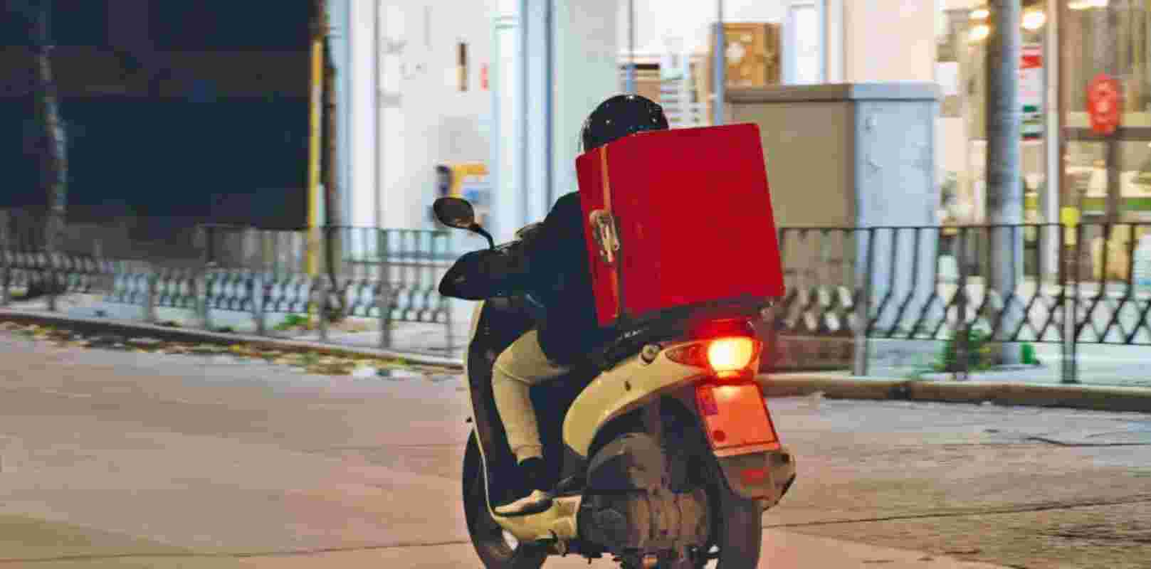 Απόπειρα ληστείας, επίθεση διανομέα, Ρομά, καταδίωξη Πάτρα, Γούβα Πάτρα, οδός Φιλλελλήνων, αστυνομική καταδίωξη, διανομέας φαγητού, ληστεία Ρομά, Πάτρα έκτακτο, Robbery attempt, delivery driver attack, Roma Patras, Patras police chase, Gouva Patras, Fillellinon street, police pursuit Patras, food delivery robbery,