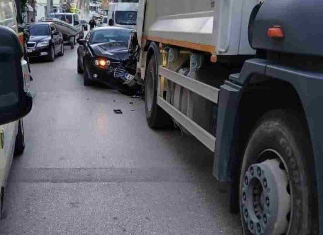 Τροχαίο, ατύχημα, Πάτρα, Κορίνθου, Φαβιέρου, απορριμματοφόρο, σύγκρουση, εργαζόμενος καθαριότητας, τραυματισμός, κλειστή οδός, Τροχαία, Patras, accident, crash, Korinthou street, Favierou street, garbage truck, collision, sanitation worker, injury, closed road, traffic police, ΙΧ