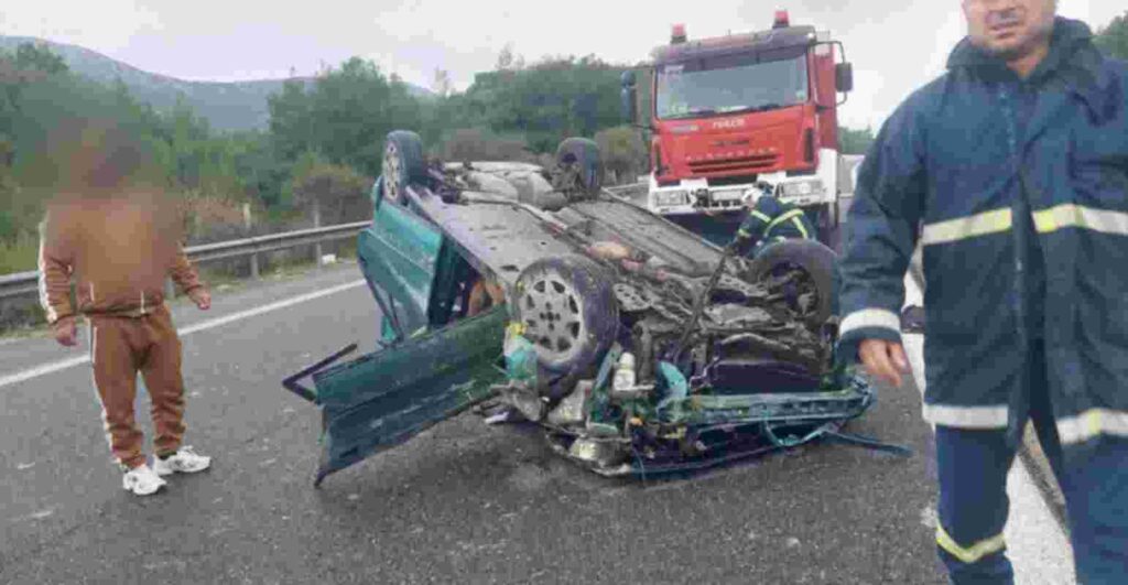 Σοβαρό τροχαίο, Serious car accident, Εθνική Οδός Κορίνθου Τρίπολης, Corinth-Tripoli National Road, Τροχαίο Κόρινθος, Car accident Corinth, Ατύχημα 94ο χλμ, Accident 94th km, Εκτροπή οχήματος, Vehicle overturn, Ανετράπη όχημα, Vehicle rolled over, Εγκλωβισμένοι, Trapped occupants, Πυροσβεστική Κορίνθου, Corinth Fire Department, Τραυματίας, Injured person, Παραμονή Χριστουγέννων τροχαίο,