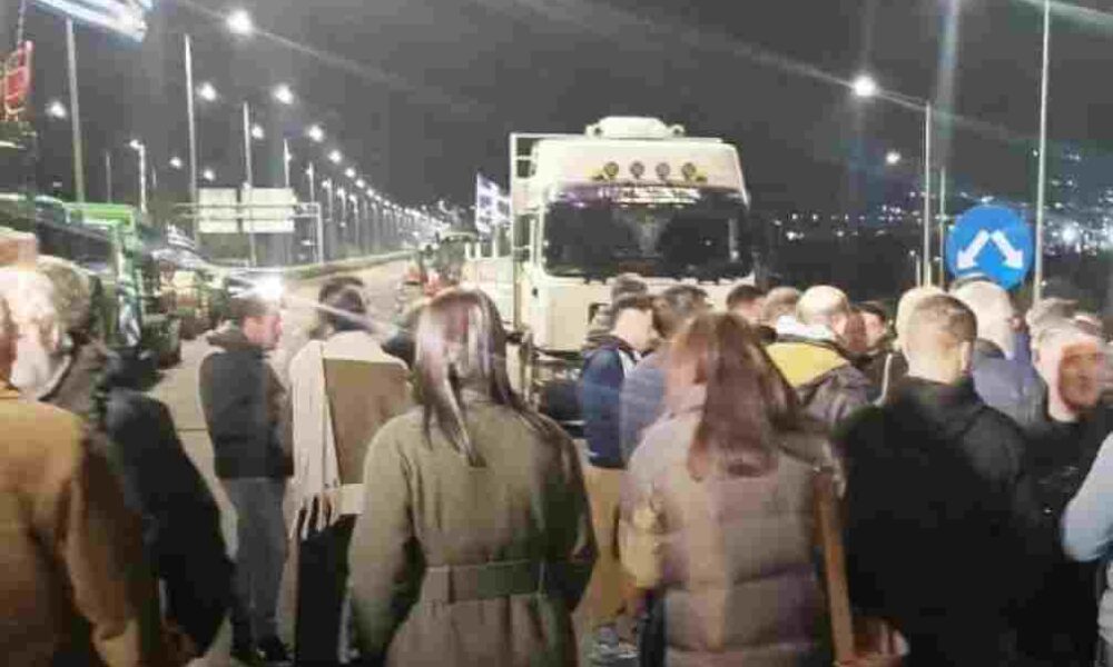 κυκλοφοριακή κατάρρευση Πάτρα, Patras traffic collapse, αγροτικά μπλόκα Περιμετρική Πάτρας, Patras Perimetriki farmer protests, κλείσιμο Περιμετρικής Πάτρα, Patras bypass closure, έξοδος Χριστουγέννων Πάτρα, Christmas travel Patras, μποτιλιάρισμα Πάτρα γιορτές, Patras traffic jam holidays, αποκλεισμός δρόμων αγρότες Αχαΐα, farmers blockade Achaea roads, κυκλοφοριακό έμφραγμα Πάτρα, Patras road gridlock, αγροτικές κινητοποιήσεις Πάτρα, Patras agricultural mobilizations,