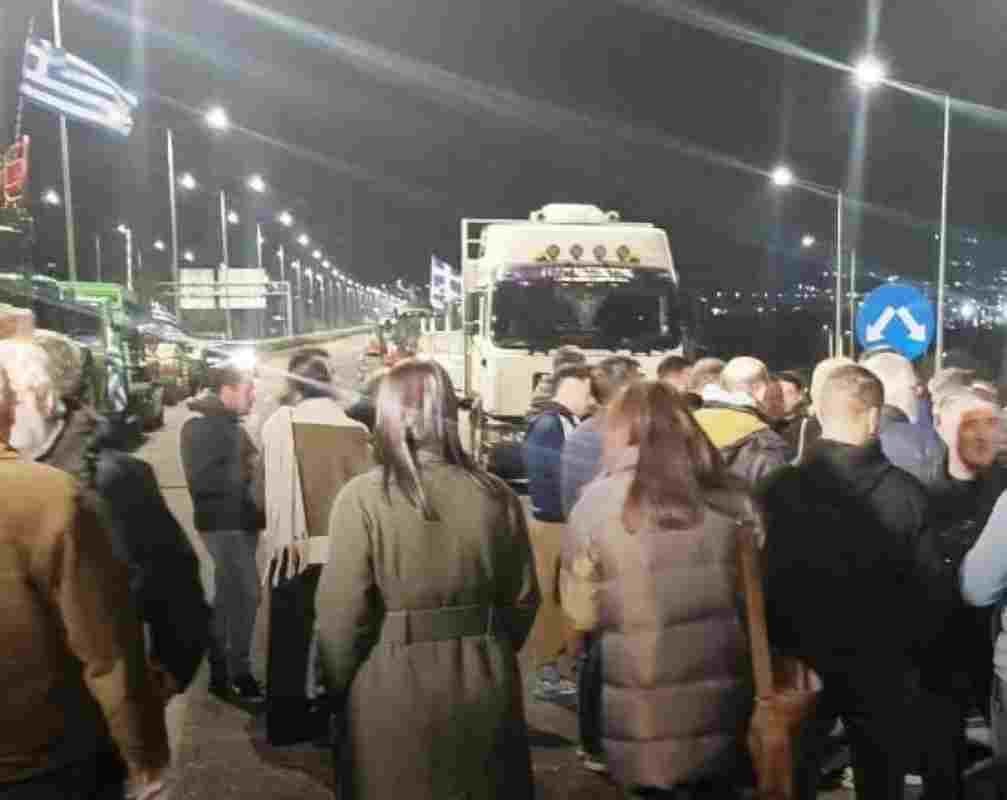 κυκλοφοριακή κατάρρευση Πάτρα, Patras traffic collapse, αγροτικά μπλόκα Περιμετρική Πάτρας, Patras Perimetriki farmer protests, κλείσιμο Περιμετρικής Πάτρα, Patras bypass closure, έξοδος Χριστουγέννων Πάτρα, Christmas travel Patras, μποτιλιάρισμα Πάτρα γιορτές, Patras traffic jam holidays, αποκλεισμός δρόμων αγρότες Αχαΐα, farmers blockade Achaea roads, κυκλοφοριακό έμφραγμα Πάτρα, Patras road gridlock, αγροτικές κινητοποιήσεις Πάτρα, Patras agricultural mobilizations,