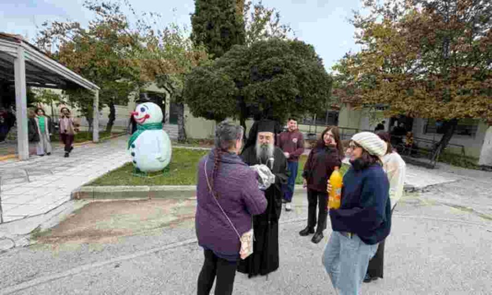 Μητροπολίτης Πατρών Χρυσόστομος, Metropolitan Chrysostomos of Patras, Επισκέψεις Χριστούγεννα, Christmas visits, Ιδρύματα Πατρών, Patras institutions, Δώρα αγάπης, gifts of love, Ποιμαντορική επίσκεψη, pastoral visit, Χριστούγεννα 2025, Christmas 2025, Άσυλο Ανιάτων Πατρών, Patras Incurables Asylum, Κιβωτός της Αγάπης, Ark of Love, Κωνσταντοπούλειο Ευγηρείο, Konstantinopouleio Geriatric Home, Ίδρυμα Μέριμνα, Merimna Foundation, Καραμανδάνειο Νοσοκομείο Παίδων, Karamandaneio Children's Hospital, Φιλανθρωπικό έργο Μητρόπολης, Metropolitan charity work, Κοινωνικές δομές Πάτρα, Patras social structures, Εκκλησιαστικά νέα Πάτρα, Patras Church news, Τοπική Εκκλησία, local Church, Θρησκευτικές ειδήσεις, religious news, Χριστουγεννιάτικες ευχές, Christmas wishes, Σεβασμιώτατος, His Eminence, Μητρόπολη Πατρών,