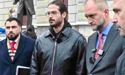 Άρης Μουγκοπέτρος, Aris Mougopetros, σύλληψη, arrest, ενδοοικογενειακή απειλή, domestic threat, Τρίπολη, Tripoli, αποφυλάκιση, release, αναβολή δίκης, trial postponement, δήλωση Μουγκοπέτρου, Mougopetros statement, Δημοσθένης Πέππας, Demosthenes Peppas, μουσικός, musician, δικαστικό μέγαρο, court building, Χριστούγεννα σύλληψη, Christmas arrest, άρση κράτησης, detention lift, συνήγορος, lawyer, δικαστήριο,