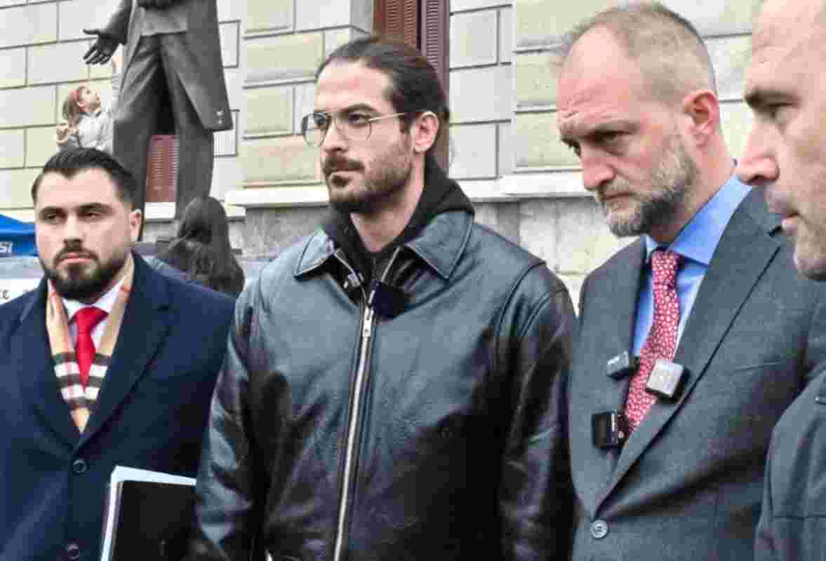 Άρης Μουγκοπέτρος, Aris Mougopetros, σύλληψη, arrest, ενδοοικογενειακή απειλή, domestic threat, Τρίπολη, Tripoli, αποφυλάκιση, release, αναβολή δίκης, trial postponement, δήλωση Μουγκοπέτρου, Mougopetros statement, Δημοσθένης Πέππας, Demosthenes Peppas, μουσικός, musician, δικαστικό μέγαρο, court building, Χριστούγεννα σύλληψη, Christmas arrest, άρση κράτησης, detention lift, συνήγορος, lawyer, δικαστήριο,