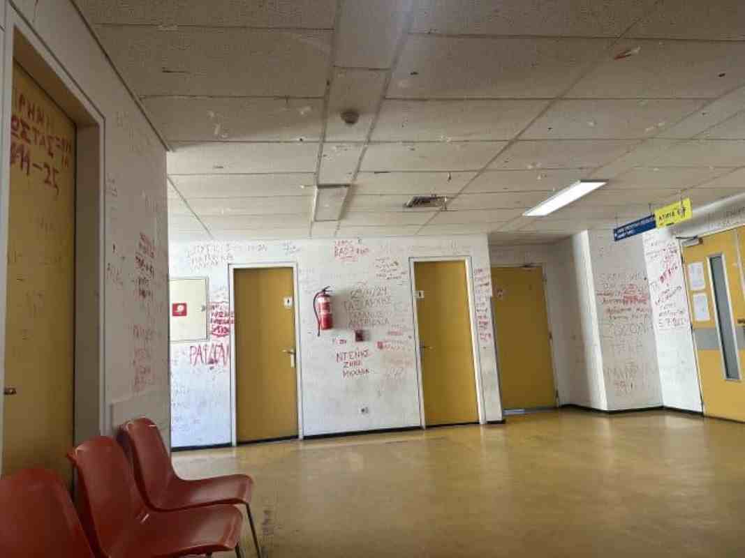 Νοσοκομείο Πατρών Ρίου, ΠΓΝΠ Ρίου, εγκατάλειψη νοσοκομείου, φθορές ΠΓΝΠ, βανδαλισμοί νοσοκομείο, δημόσια υγεία Πάτρα, συντήρηση νοσοκομείων, κατάσταση ΠΓΝΠ, University Hospital of Patras, Rio Hospital, UHP, hospital neglect, public hospital Greece, Patras hospital damage, lack of maintenance hospital, Greek healthcare crisis, hospital vandalism, Abandoned hospital appearance,