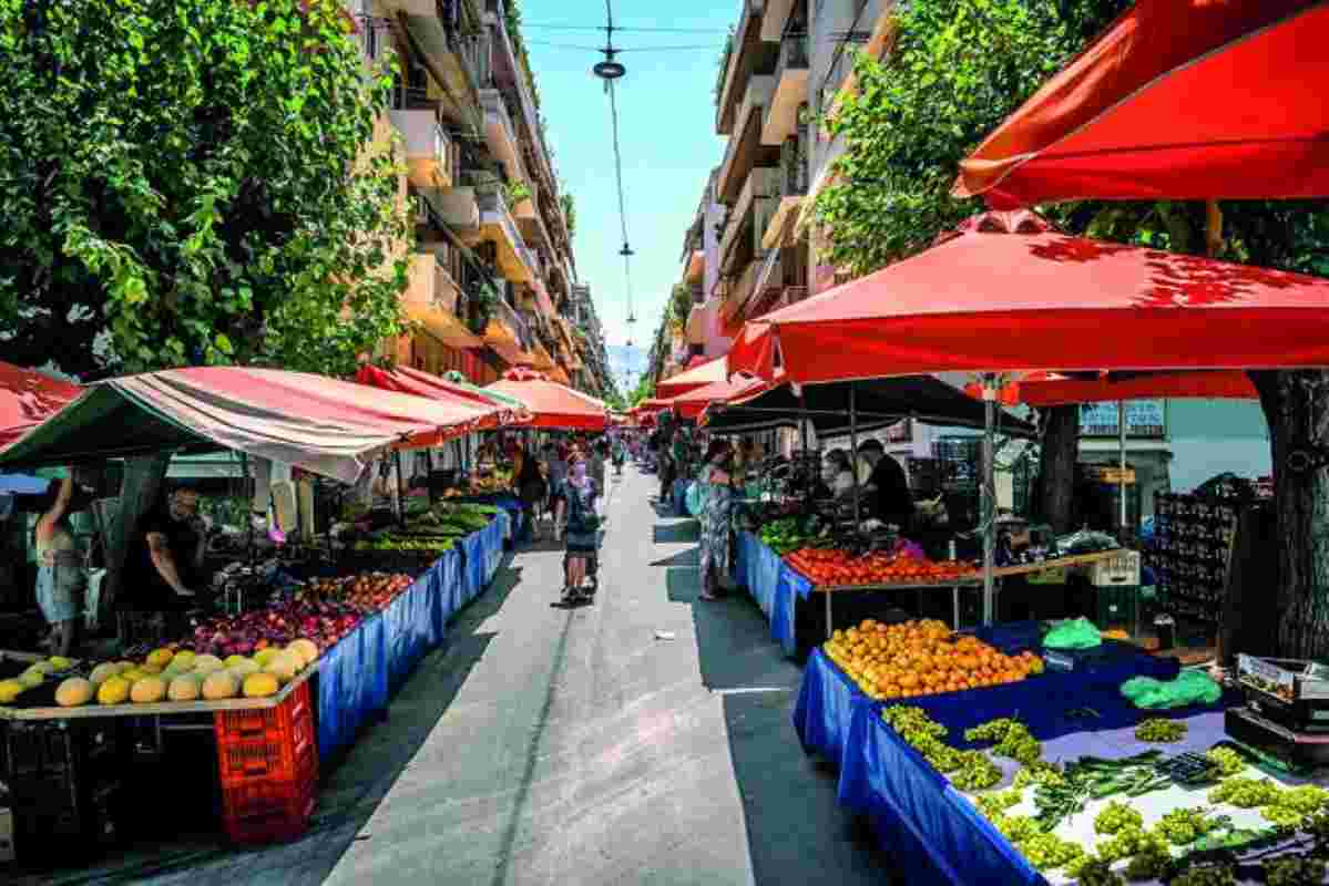 Λαϊκές αγορές, open-air markets, ακρίβεια, cost of living crisis, πληθωρισμός, inflation, παραγωγοί, producers, αγρότες, farmers, Πανελλαδική απεργία, nationwide strike, Δημήτρης Παπαδάτος, Σύλλογος Άγιος Τρύφων, κόστος παραγωγής, production cost, τιμές οπωροκηπευτικών, fruit and vegetable prices, καύσιμα, fuel costs, αγροτικά εφόδια, agricultural supplies, τεκμαρτό εισόδημα, presumptive taxation, φορολόγηση παραγωγών, farmer taxation, γραφειοκρατία, bureaucracy, υποστήριξη αγροτών, farmer support, Πάτρα, Patras, οικονομική κρίση, economic crisis, μείωση αγορών,