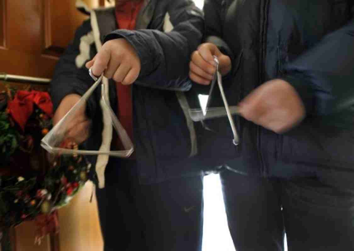 κλοπή, ηλικιωμένη, Άστιγγος, κάλαντα, πορτοφόλι, Ρομά, Αθήνα, αστυνομία, peristeristerio, theft, elderly woman, Astingos street, carols, purse snatching, Roma girls, Athens, police investigation, crime, Christmas carols theft,