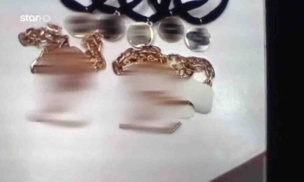 Σύλληψη επιχειρηματία, πλαστά κοσμήματα, Κολωνάκι, απάτη κοσμηματοπωλείο, απομιμήσεις επώνυμων, ψεύτικα πιστοποιητικά, έλεγχος κατάστημα κοσμημάτων, χρυσοχόοι προειδοποίηση, πλήγμα αγοράς κοσμημάτων, Businesswoman arrest, fake jewelry, Kolonaki, jewelry store scam, counterfeit luxury items, imitation branded jewelry, police raid jewelry store, false certificates, jewelers warning, jewelry market fraud, πλαστά κολιέ βραχιόλια Κολωνάκι, πως ξεχωρίζω πλαστό κόσμημα, επιτήδειοι χρυσοχόοι, fake branded necklaces bracelets Kolonaki, how to spot counterfeit jewelry,