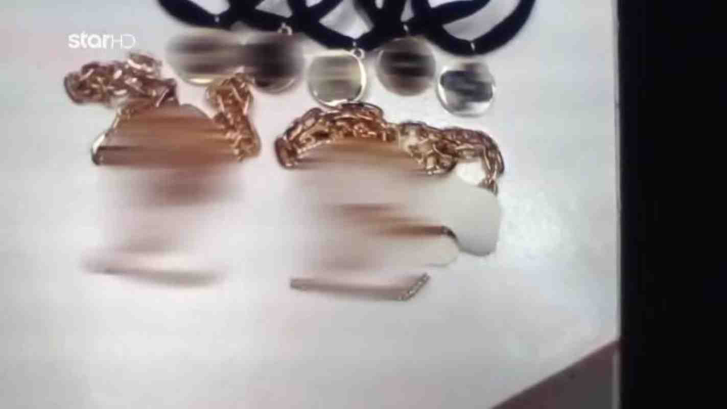 Σύλληψη επιχειρηματία, πλαστά κοσμήματα, Κολωνάκι, απάτη κοσμηματοπωλείο, απομιμήσεις επώνυμων, ψεύτικα πιστοποιητικά, έλεγχος κατάστημα κοσμημάτων, χρυσοχόοι προειδοποίηση, πλήγμα αγοράς κοσμημάτων, Businesswoman arrest, fake jewelry, Kolonaki, jewelry store scam, counterfeit luxury items, imitation branded jewelry, police raid jewelry store, false certificates, jewelers warning, jewelry market fraud, πλαστά κολιέ βραχιόλια Κολωνάκι, πως ξεχωρίζω πλαστό κόσμημα, επιτήδειοι χρυσοχόοι, fake branded necklaces bracelets Kolonaki, how to spot counterfeit jewelry,