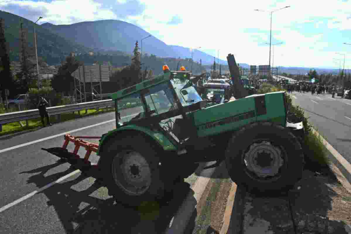 αγροτικές κινητοποιήσεις, farmers protests, μπλόκα αγροτών, farmers blockades, αδιέξοδο κυβέρνηση αγρότες, government farmers deadlock, αγροτικά αιτήματα, farmer demands, Πανελλήνιο Συντονιστικό Όργανο, Panhellenic Coordinating Body, Νίκαια Λάρισας, Nikaia Larissa, κινητοποιήσεις Αχαΐα, Achaia protests, μπλόκο Περιμετρικής Πάτρας, Patras Ring Road blockade, κόμβος Εγλυκάδας, Eglykada junction, κυκλοφοριακό χάος Πάτρα, Patras traffic chaos, συλλαλητήριο Πάτρα, Patras rally, Εργατικό Κέντρο Πάτρας, Patras Labour Center, Πατρών Κορίνθου αποκλεισμός,