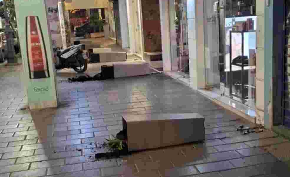 Βανδαλισμός Πάτρα, Patras vandalism, Open Mall Πάτρα, Open Mall Patras, Μαιζώνος βανδαλισμός, Maizonos street damage, καταστροφή κέντρο Πάτρας, Patras city center destruction, κέντρο εμπορίου Πάτρα, Patras shopping center, φθορές δημόσια περιουσία, public property damage, Πάτρα ειδήσεις, Patras news, βανδαλισμοί καταστήματα, shop vandalism Greece, ανασφάλεια Πάτρα, Patras insecurity, Πάτρα κέντρο,