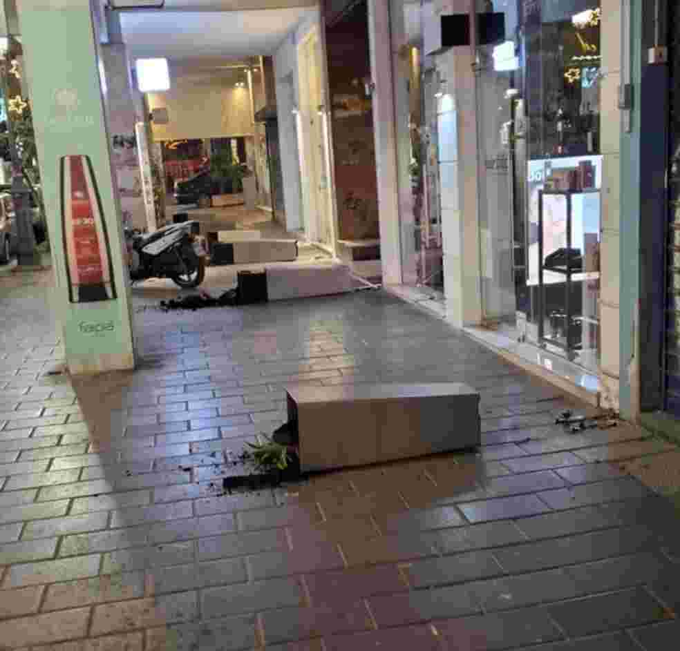 Βανδαλισμός Πάτρα, Patras vandalism, Open Mall Πάτρα, Open Mall Patras, Μαιζώνος βανδαλισμός, Maizonos street damage, καταστροφή κέντρο Πάτρας, Patras city center destruction, κέντρο εμπορίου Πάτρα, Patras shopping center, φθορές δημόσια περιουσία, public property damage, Πάτρα ειδήσεις, Patras news, βανδαλισμοί καταστήματα, shop vandalism Greece, ανασφάλεια Πάτρα, Patras insecurity, Πάτρα κέντρο,